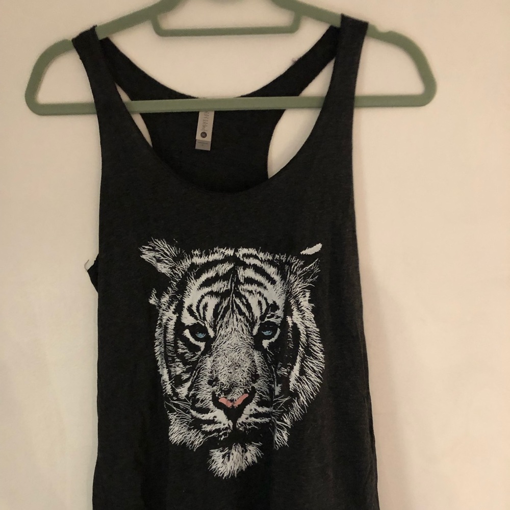 Stunning White Tiger Size L Workout Tank